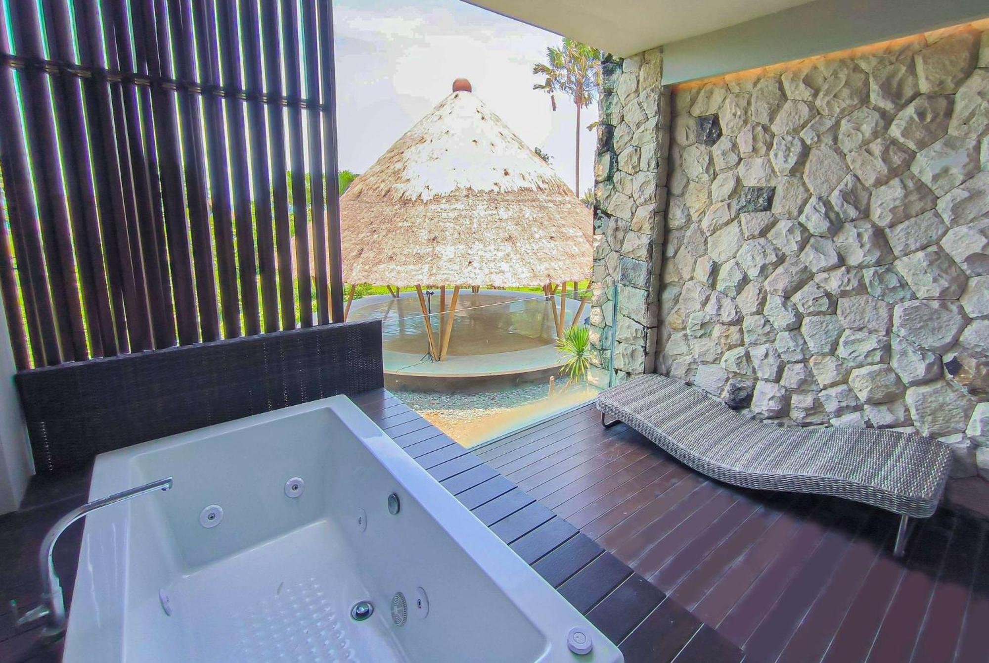 Wyndham Tamansari Jivva Resort Bali Siyut Экстерьер фото A private spa at a hotel
