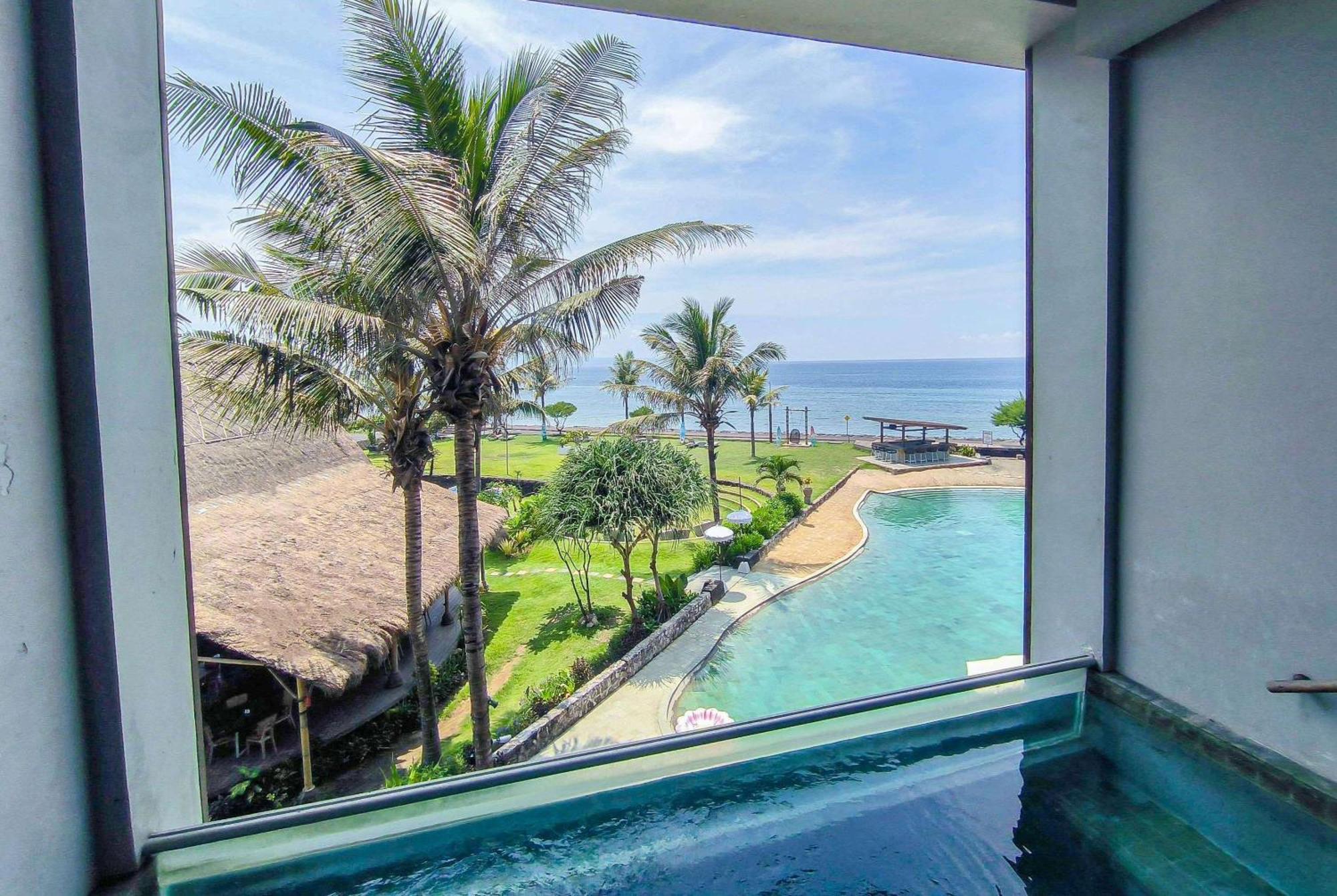 Wyndham Tamansari Jivva Resort Bali Siyut Экстерьер фото View from the pool at the hotel