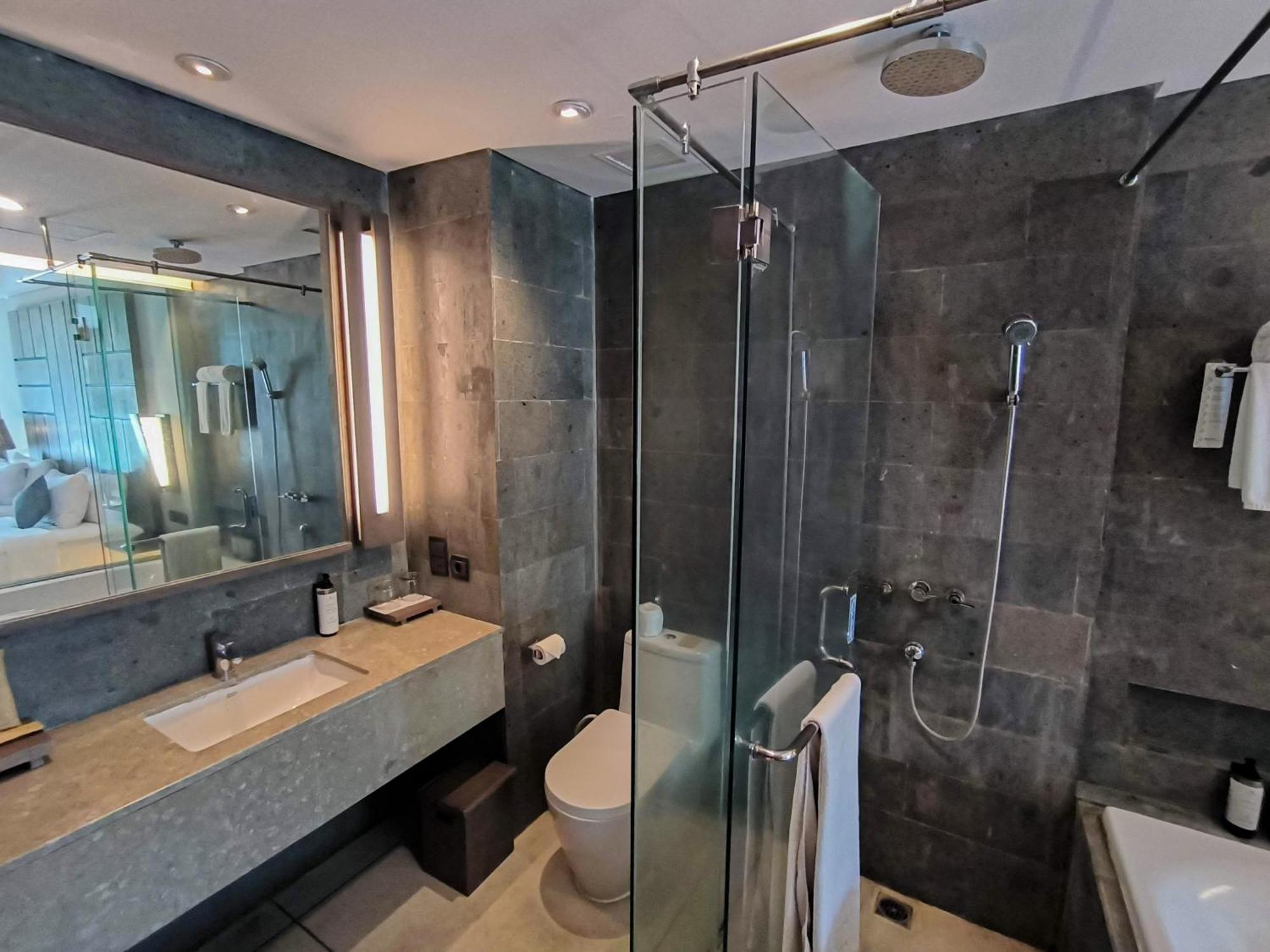 Wyndham Tamansari Jivva Resort Bali Siyut Экстерьер фото A bathroom in a hotel