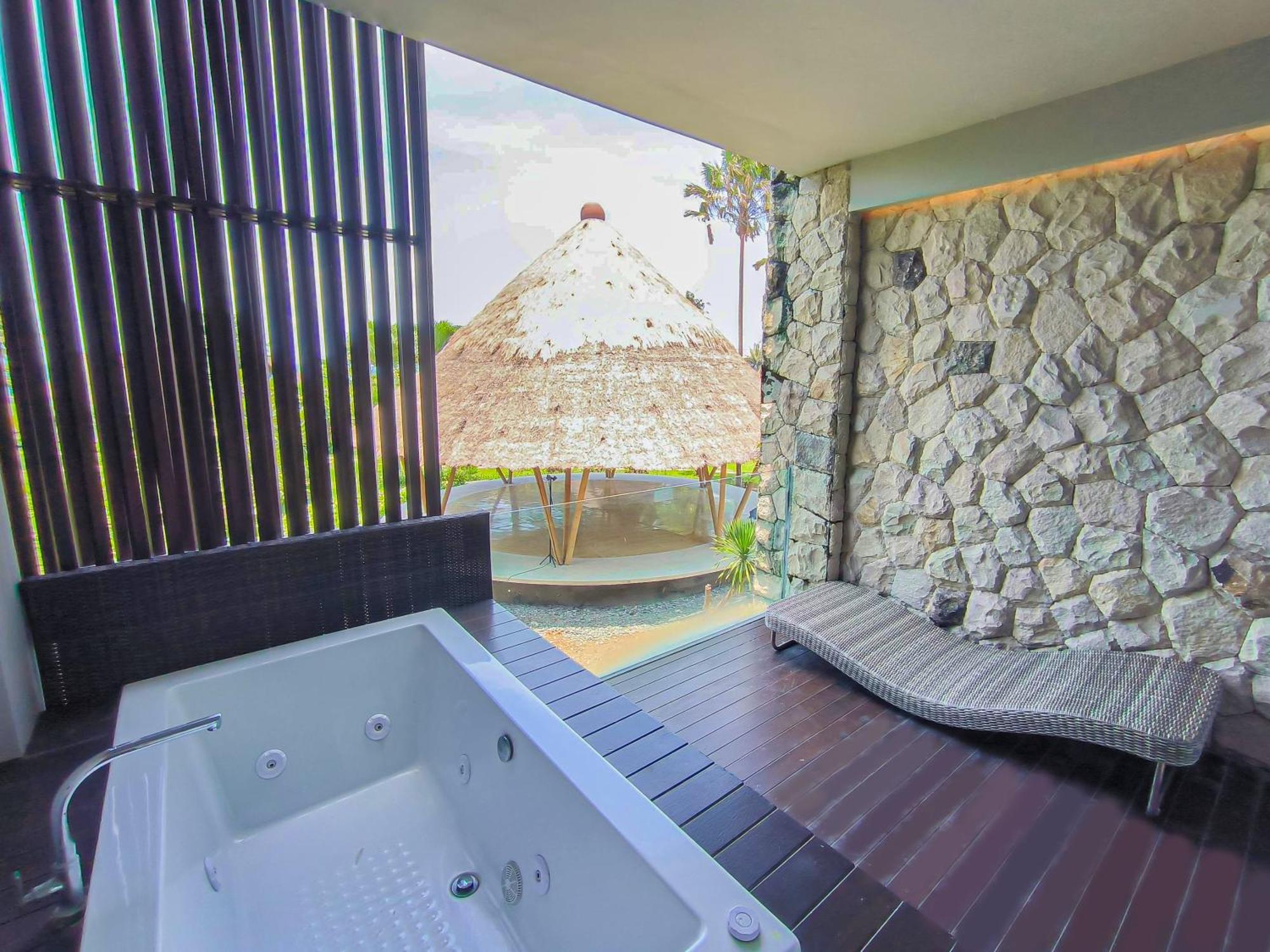 Wyndham Tamansari Jivva Resort Bali Siyut Экстерьер фото A private onsen in Japan