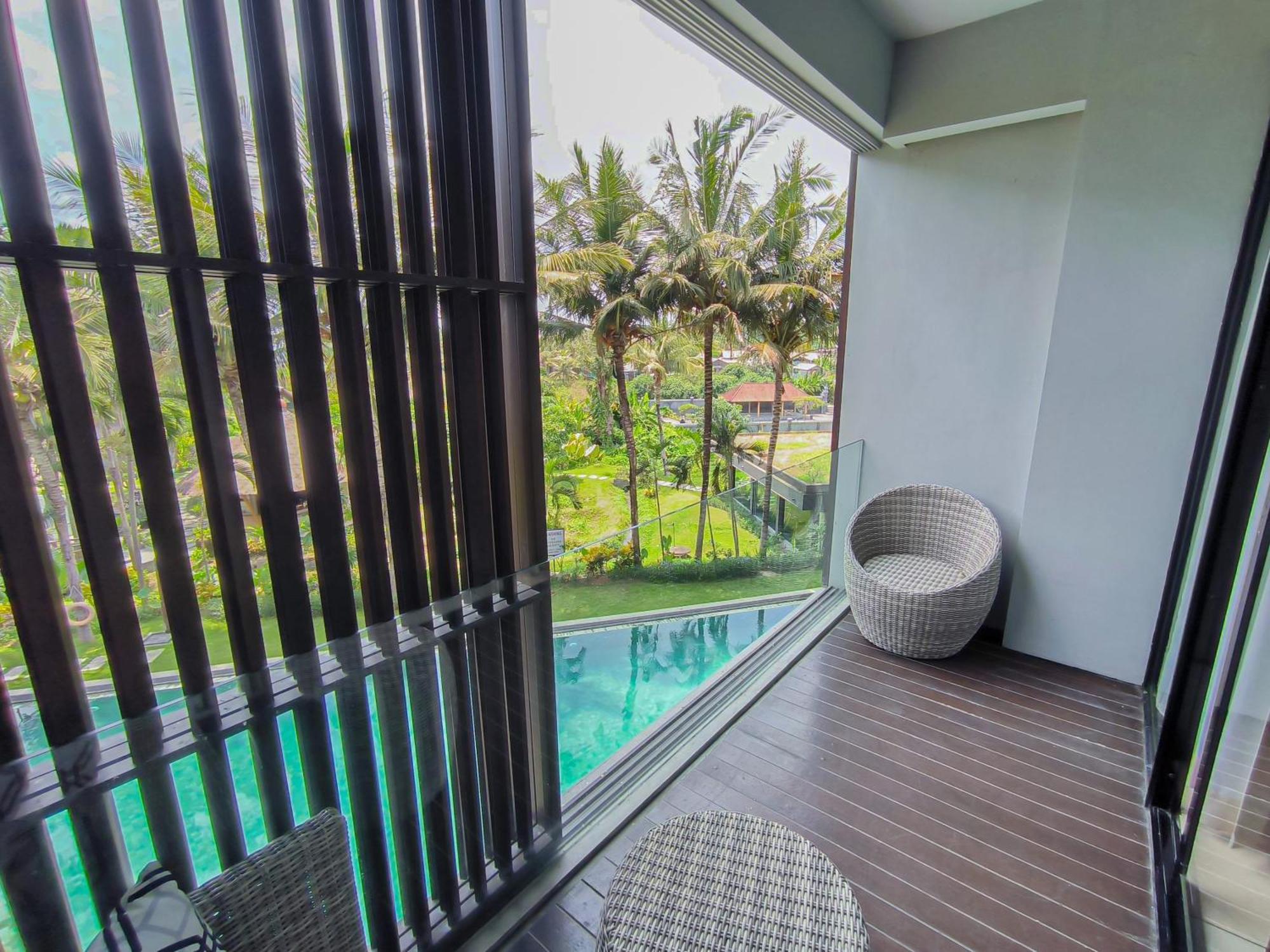 Wyndham Tamansari Jivva Resort Bali Siyut Экстерьер фото A balcony in a condominium