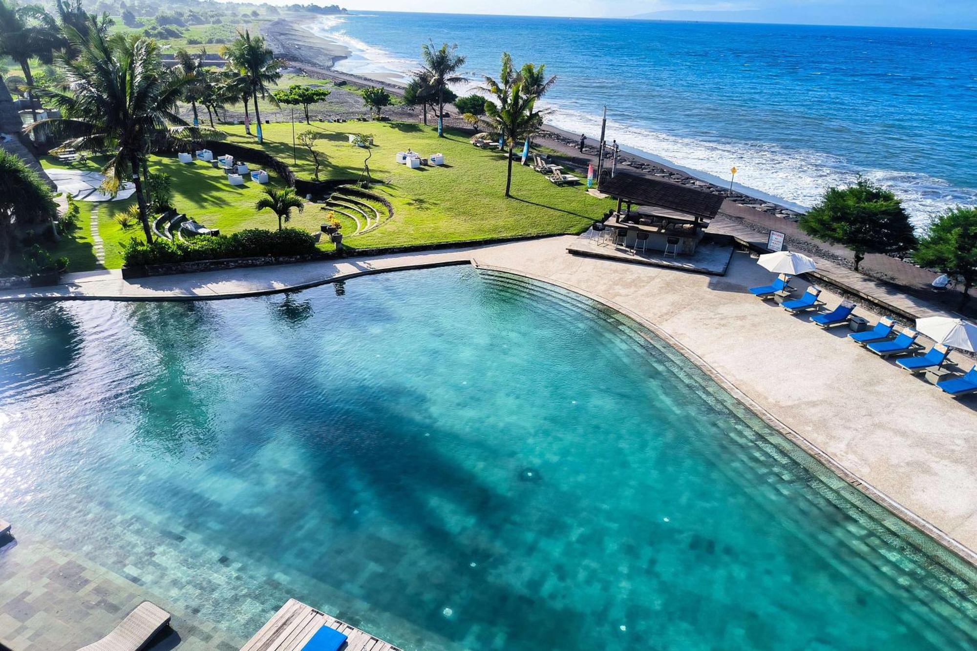 Wyndham Tamansari Jivva Resort Bali Siyut Экстерьер фото The beach at the hotel
